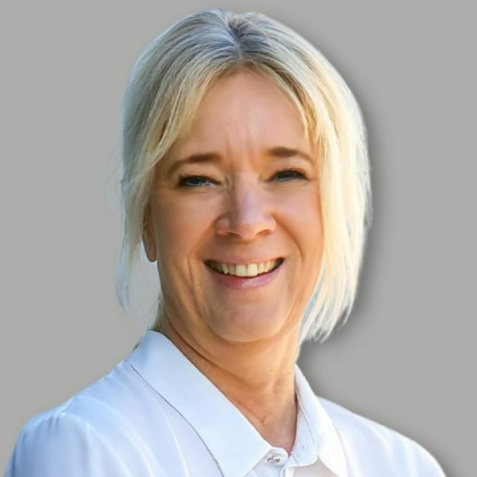 Aina har over 15 års erfaring med skiltdesign til alle typer bygg Bilde av Stansefabrikkens ekspert på skilt bilde av ansatt hos Stansfabrikken Home FOTO